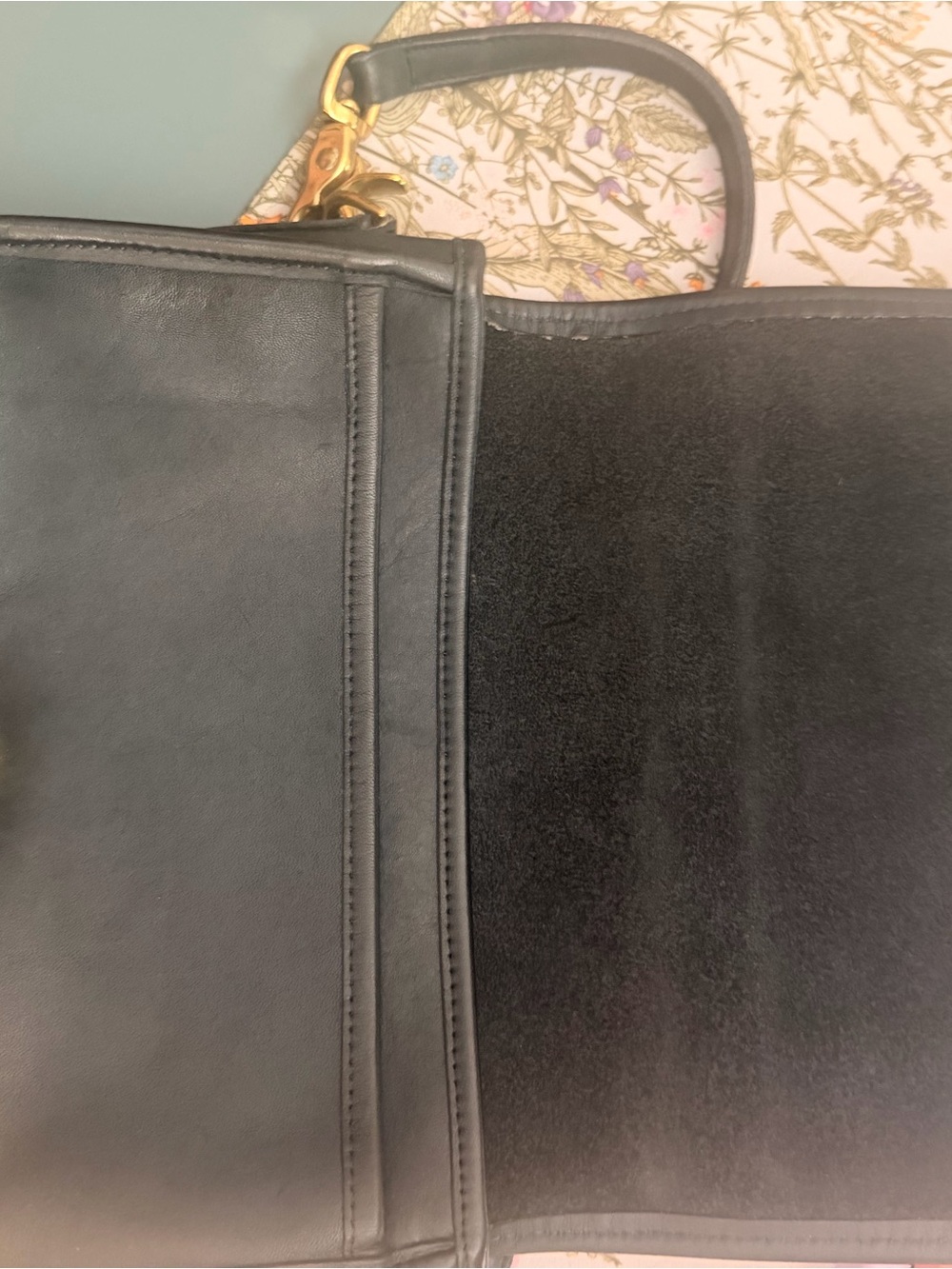 Vintage Coach Black Leather Crossbody with Gold Turn-Lock - Picture 5 of 6
